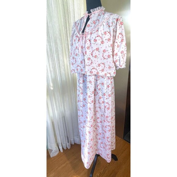 Vintage 1980s peignoir set, white, pink floral, flannel negligee and bed jacket - Picture 4 of 9